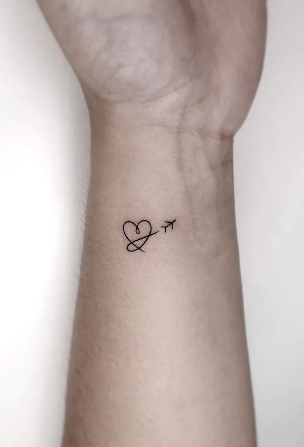 Tatuaje de corazón pequeño y avión por @nieun_tat2