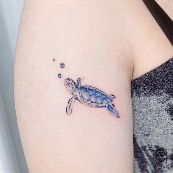 Pequeño tatuaje de tortuga marina por @tattoo_artist_olive