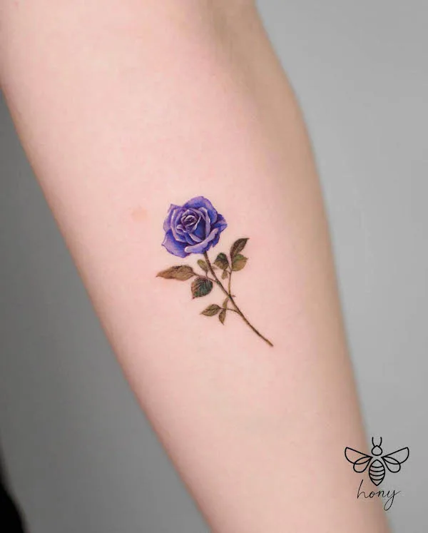 Pequeño tatuaje de rosa púrpura de @_hony_tattoo