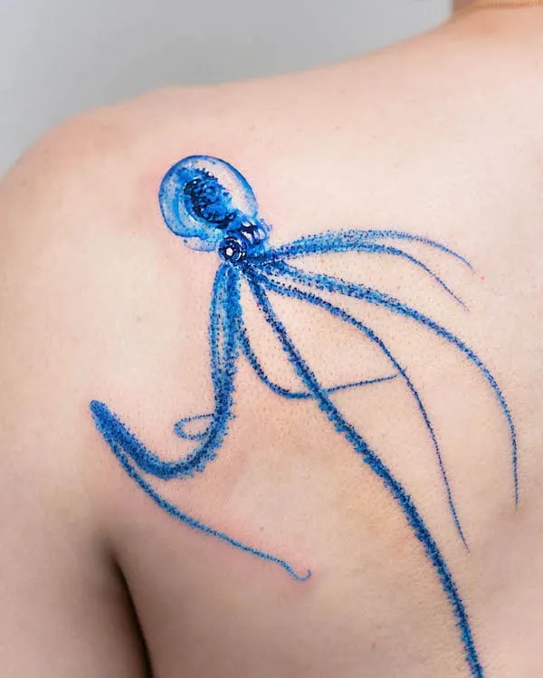 Tatuaje de hombro de calamar por @pokhy_tattoo