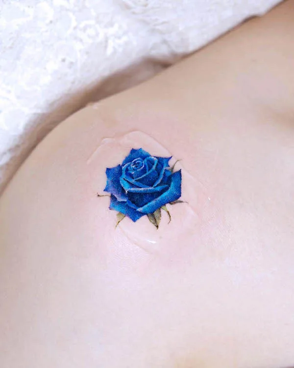 Impresionante tatuaje de hombro de rosa azul de @tilda_tattoo