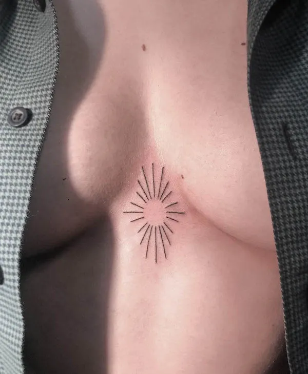 Tatuaje de sol entre tetas por @yamiitats