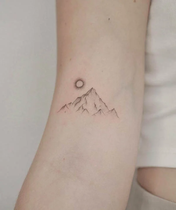 El tatuaje de la montaña del sol naciente por @tattooist_veronik