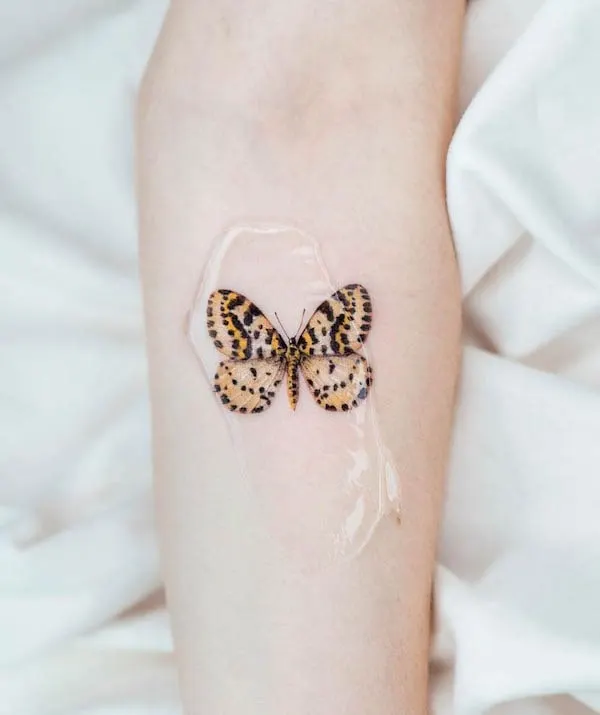 Tatuaje de mariposa con estampado de tigre por @pokhy_tattoo