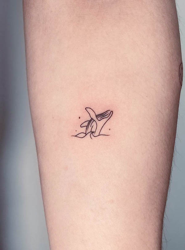 Pequeño tatuaje de ondas minimalistas de @bro_tattooing