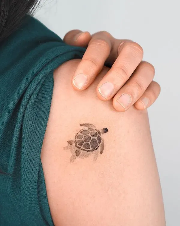 Pequeño tatuaje de hombro de tortuga marina por @choiyun_tattoo