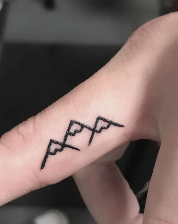 Tatuaje del dedo de las montañas del triángulo por @wraithtattoos