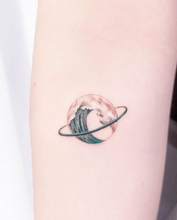 Wave planet tattoo por @vanilla__tattoo