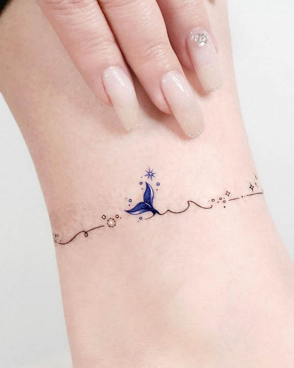 Tatuaje de tobillera de ballena y ola por @tattooist_solar