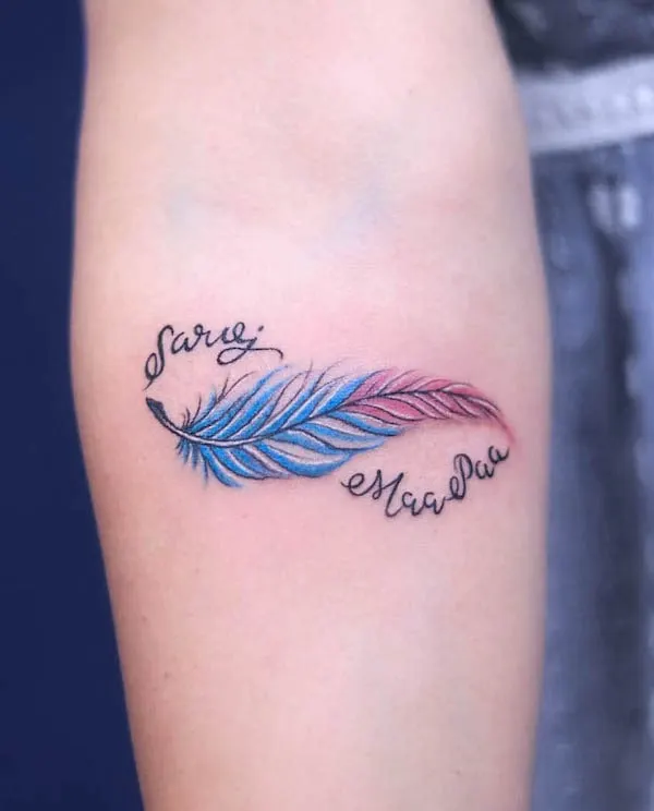 Pluma infinita y tatuaje de nombre por @blue_heaven_tattooz