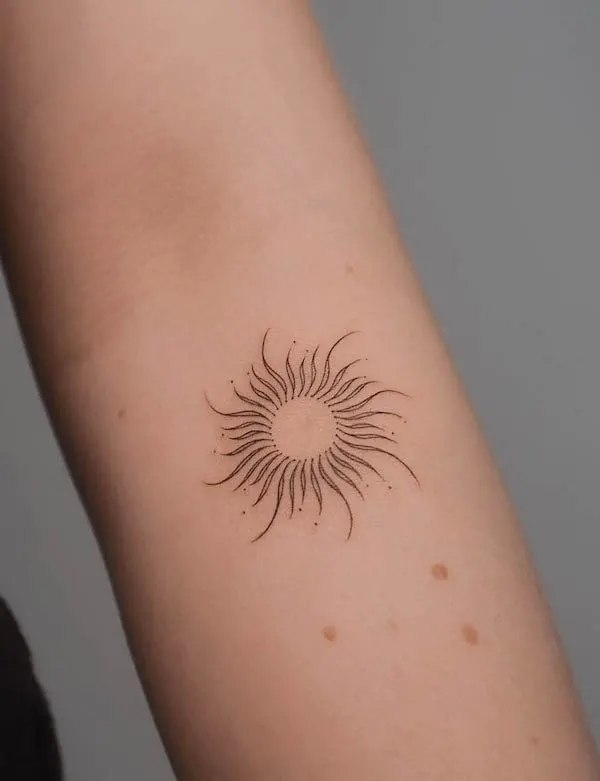 Lindo tatuaje de sol curvilíneo de @janapadar