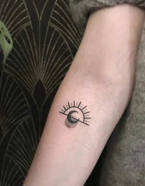 Tatuaje de sol y luna por @mira.lenkaa