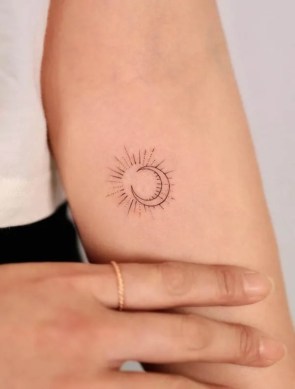 Sun Tattoo por @tattooist_gaon