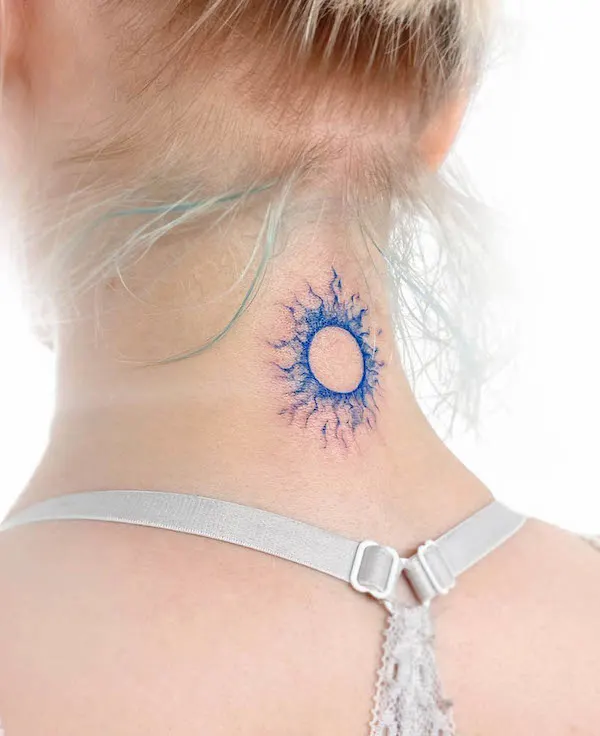 El tatuaje del sol azul de @uzotattoo
